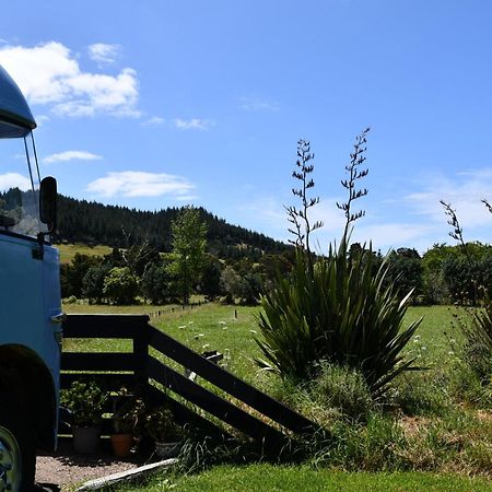 Evi The School Bus At Oromahoe Downs Farm Puketona Exterior photo